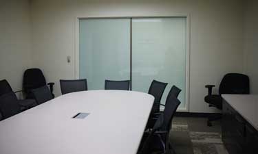 Flexible conference room with ergonomic chairs and advanced technology for meetings and presentations
